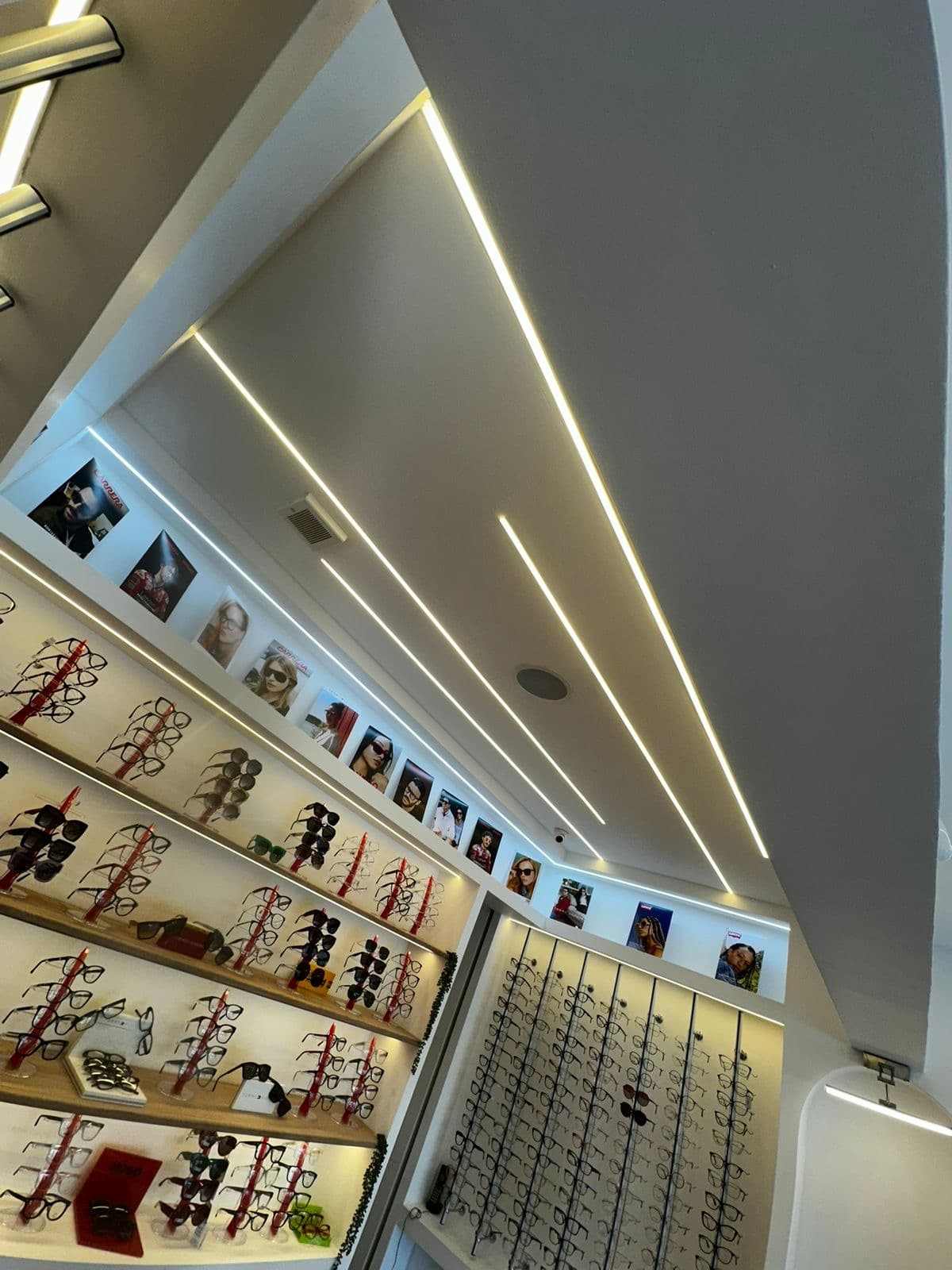 Techo LED Triangular — Óptica Terminada