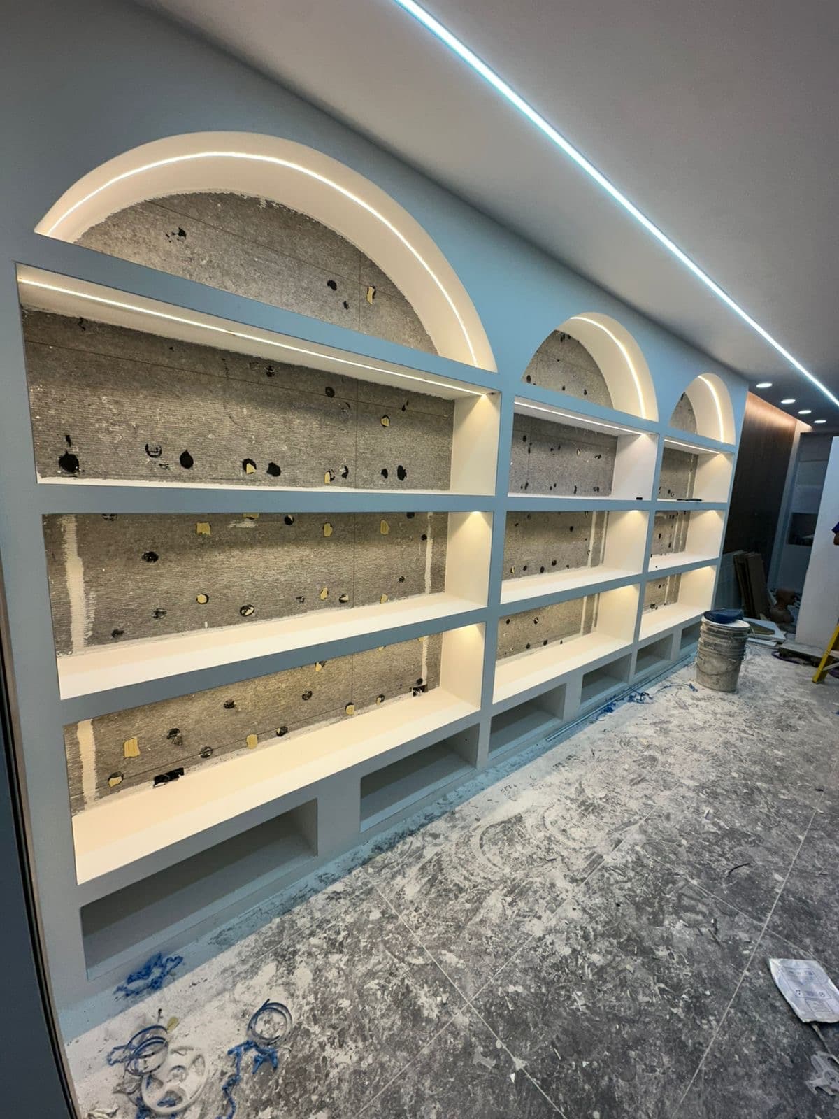 Estantes LED con Arcos — Construcción