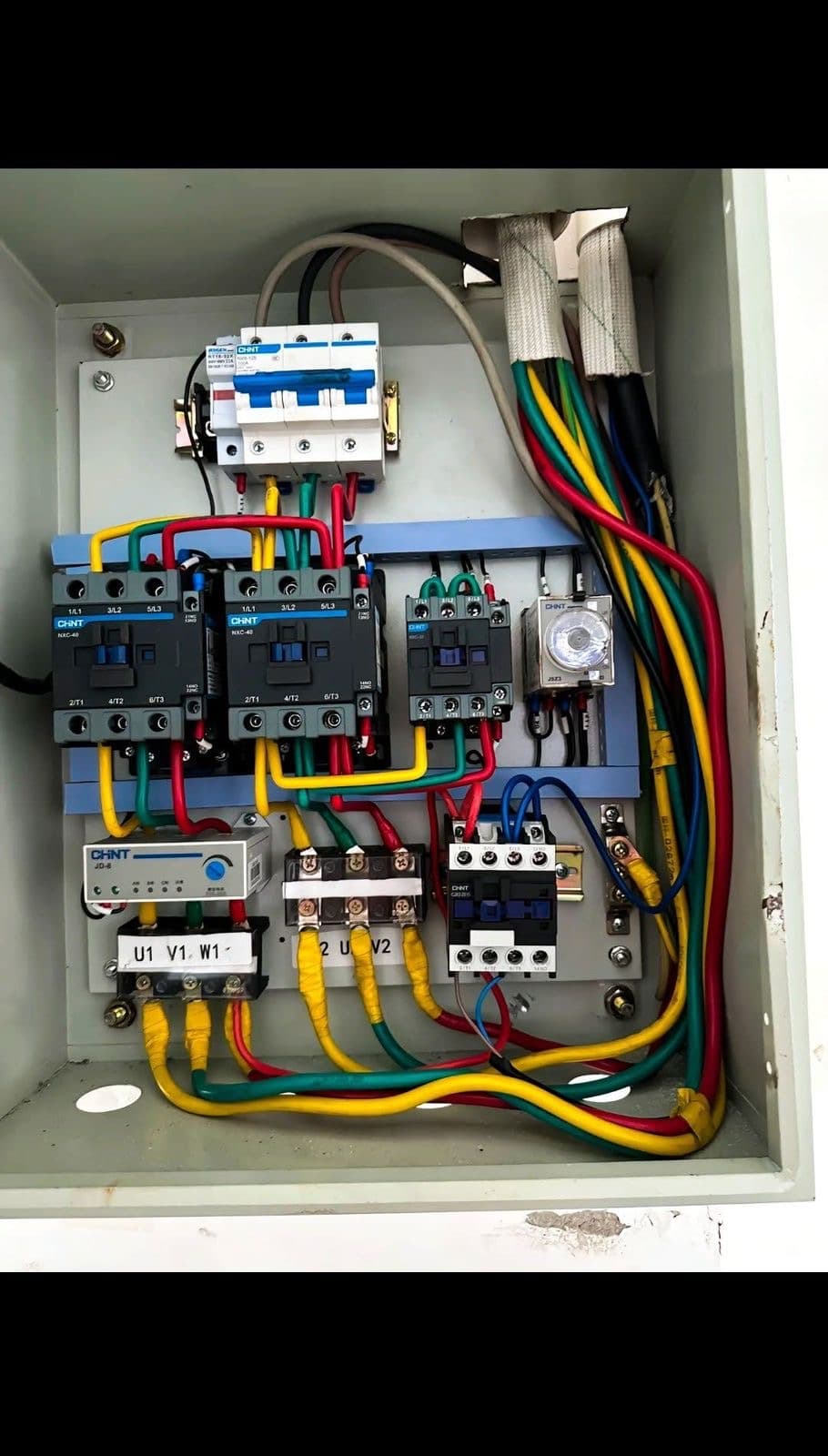 Techo LED Geométrico — Local Comercial